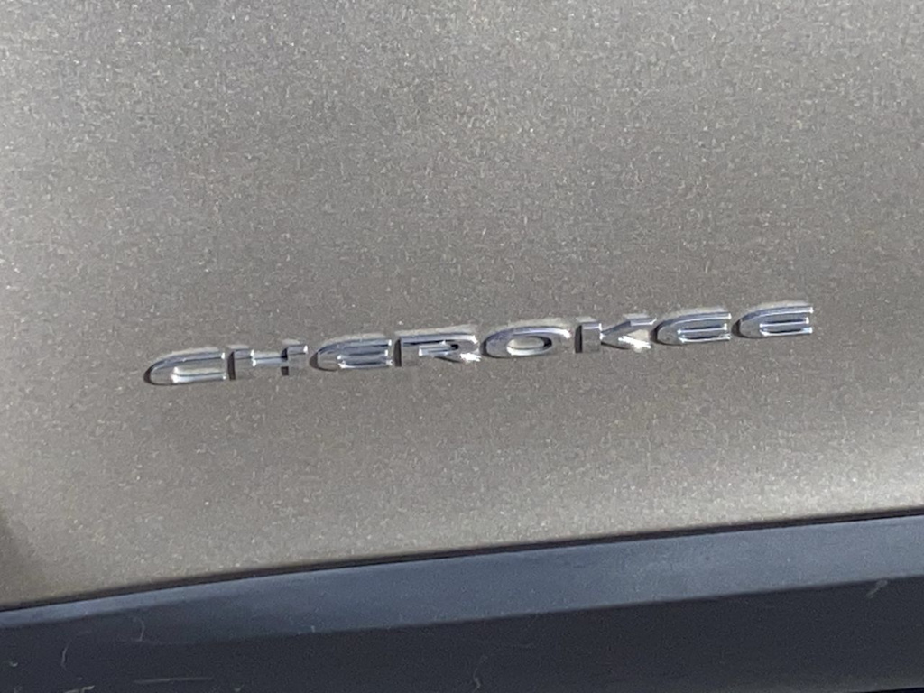 Thumbnail: 2019 Jeep Cherokee - 25