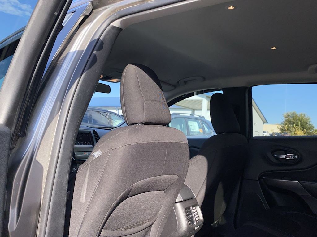 Thumbnail: 2019 Jeep Cherokee - 12