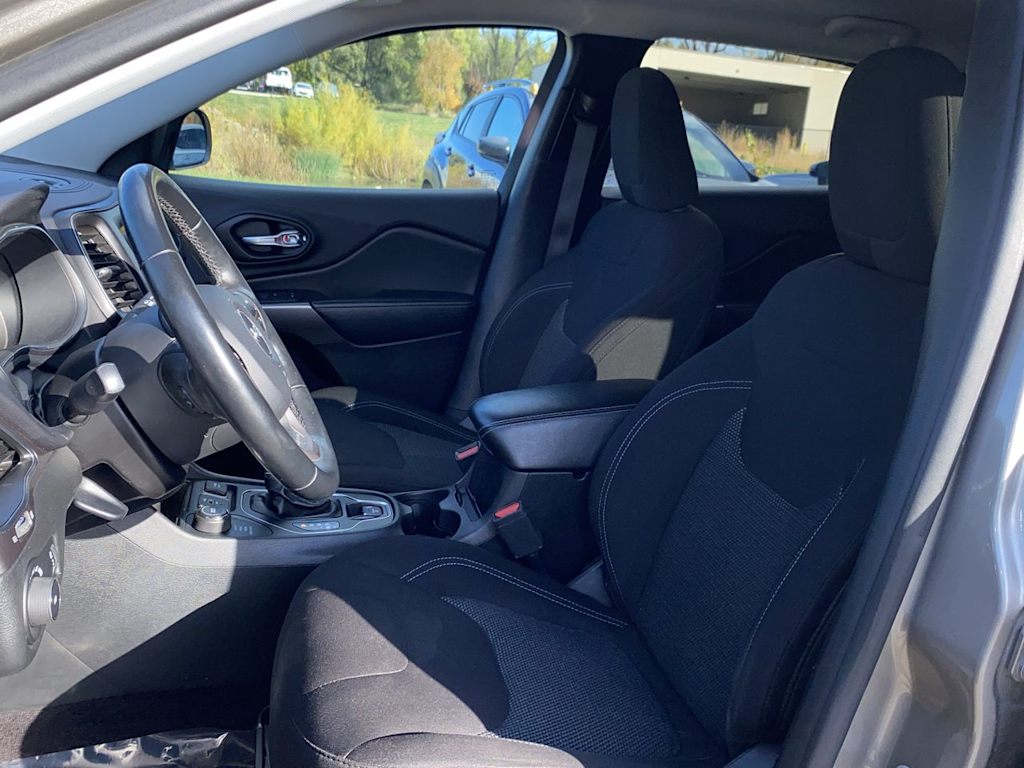 Thumbnail: 2019 Jeep Cherokee - 10