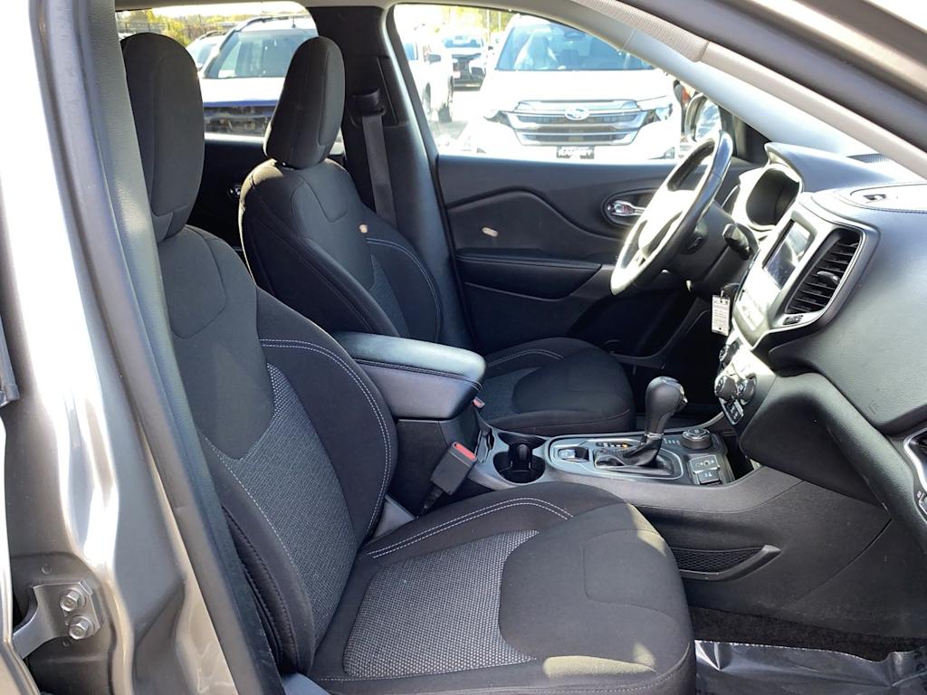 Thumbnail: 2019 Jeep Cherokee - 11