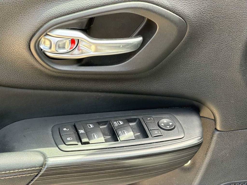 Thumbnail: 2017 Jeep Cherokee - 23