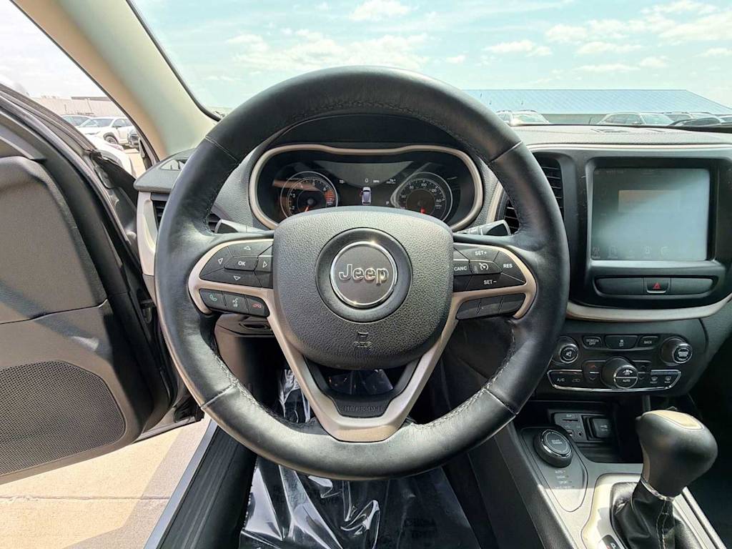 Thumbnail: 2017 Jeep Cherokee - 12