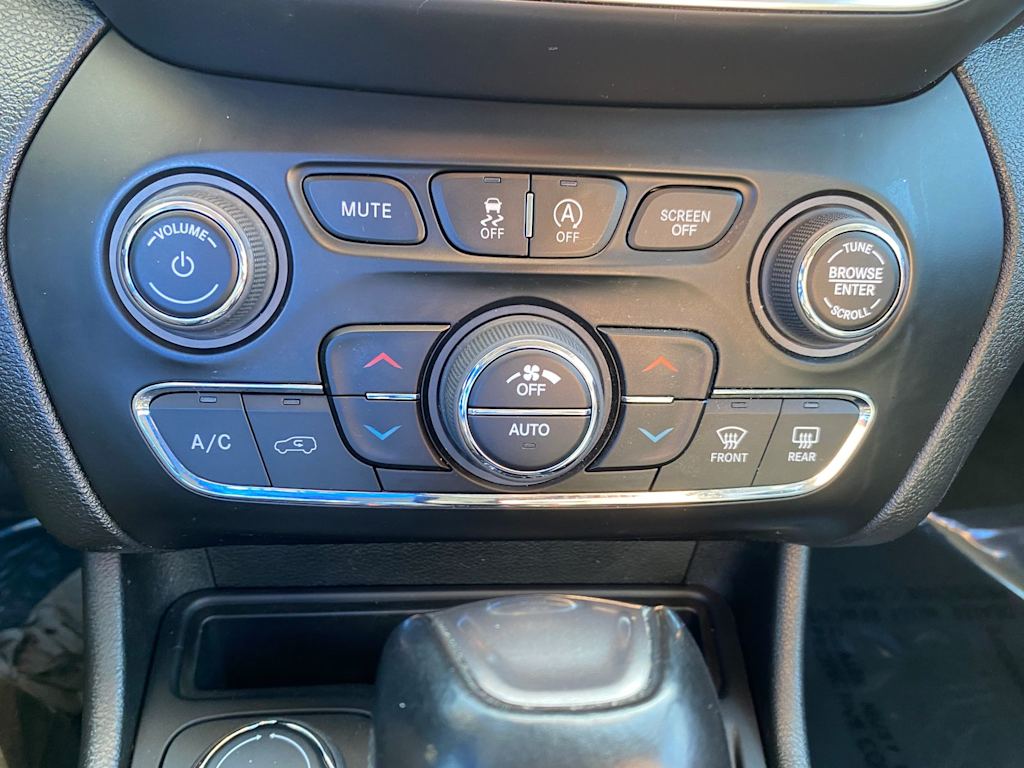 Thumbnail: 2022 Jeep Cherokee - 33