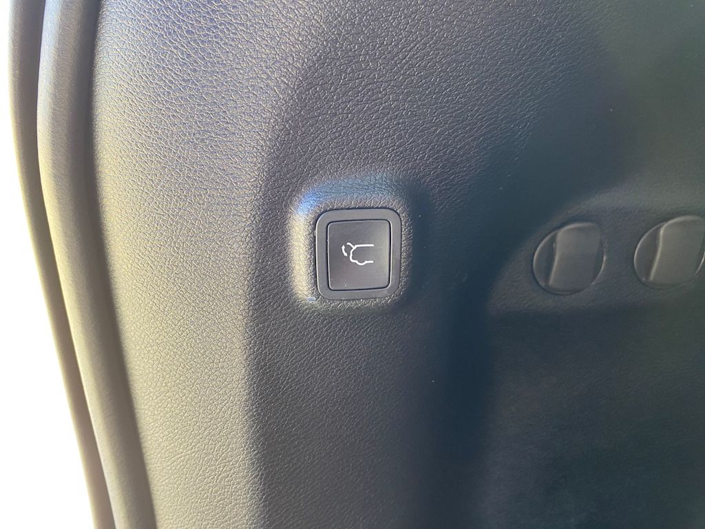 Thumbnail: 2022 Jeep Cherokee - 28