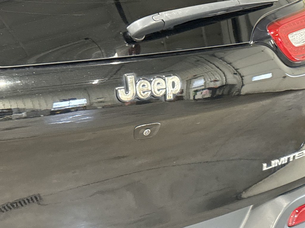 Thumbnail: 2018 Jeep Cherokee - 24