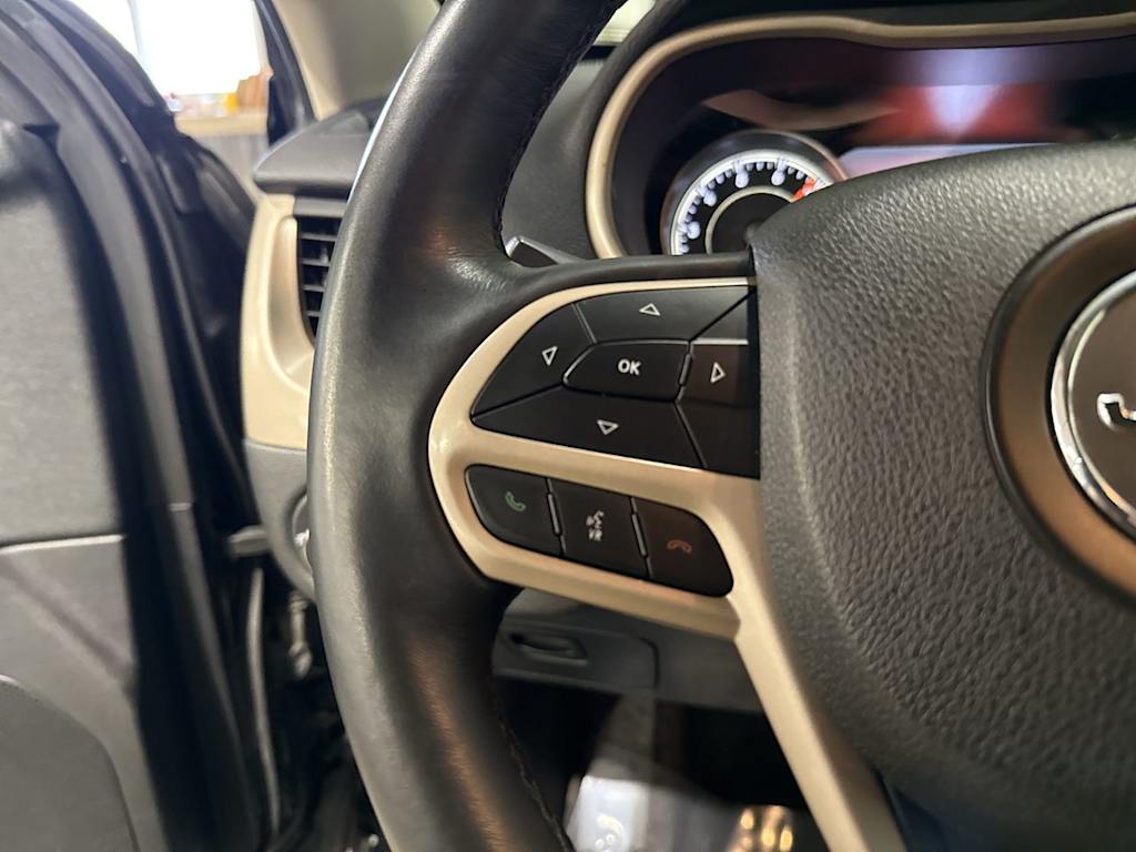 Thumbnail: 2018 Jeep Cherokee - 30