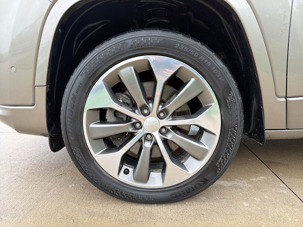 Thumbnail: 2019 Jeep Cherokee - 6