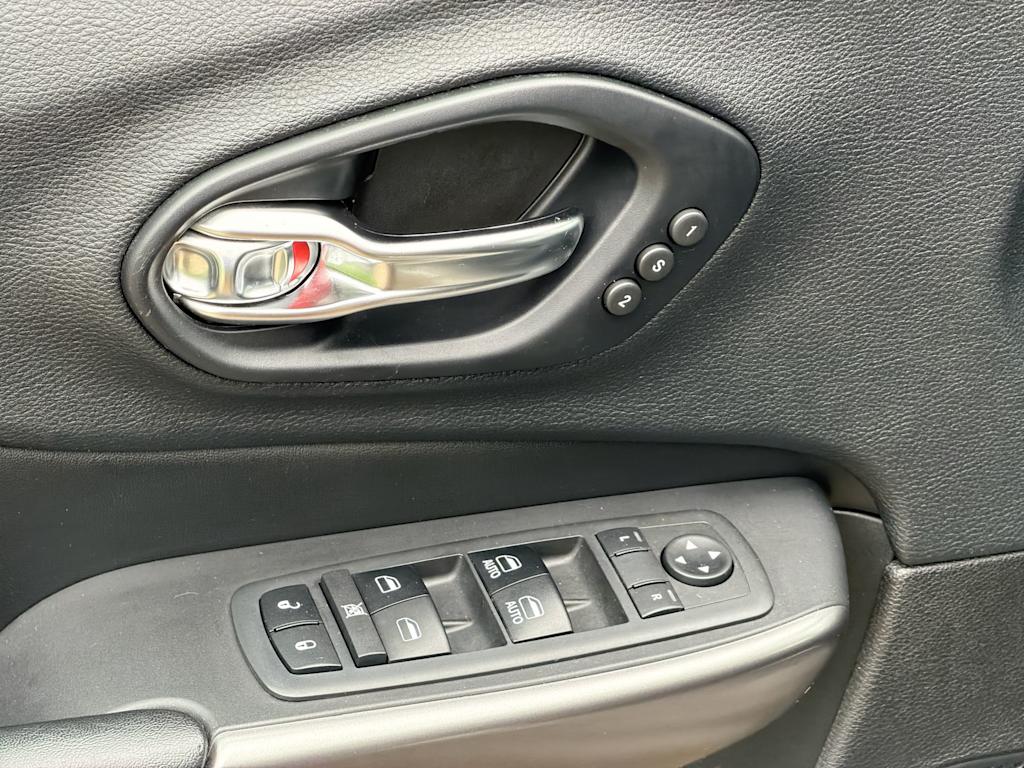 Thumbnail: 2019 Jeep Cherokee - 16