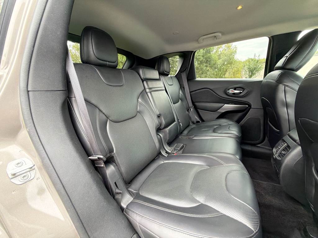 Thumbnail: 2019 Jeep Cherokee - 18