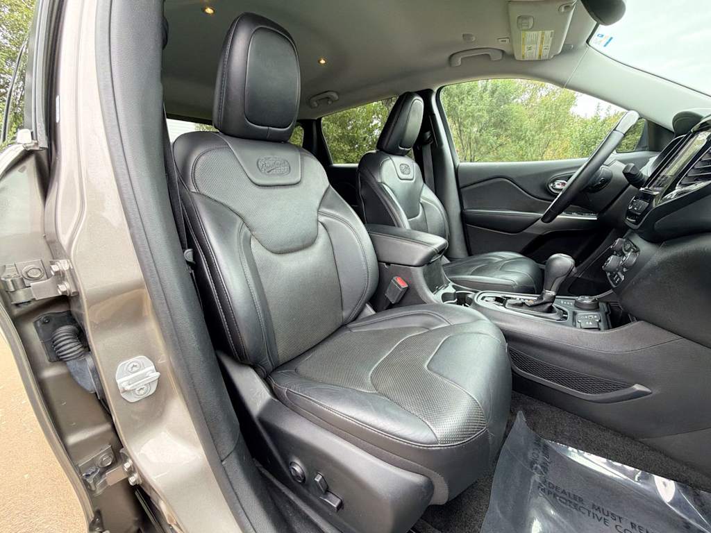 Thumbnail: 2019 Jeep Cherokee - 8