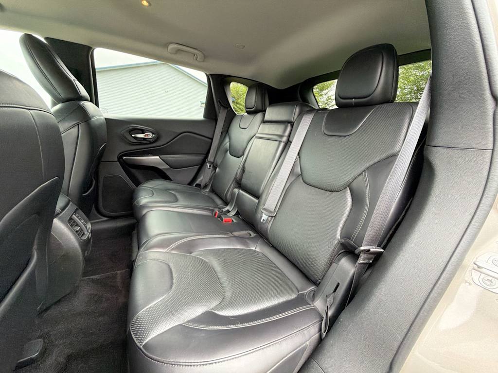Thumbnail: 2019 Jeep Cherokee - 17