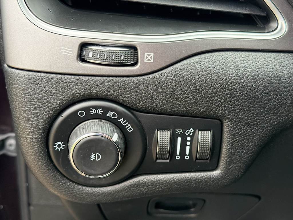 Thumbnail: 2021 Jeep Cherokee - 30