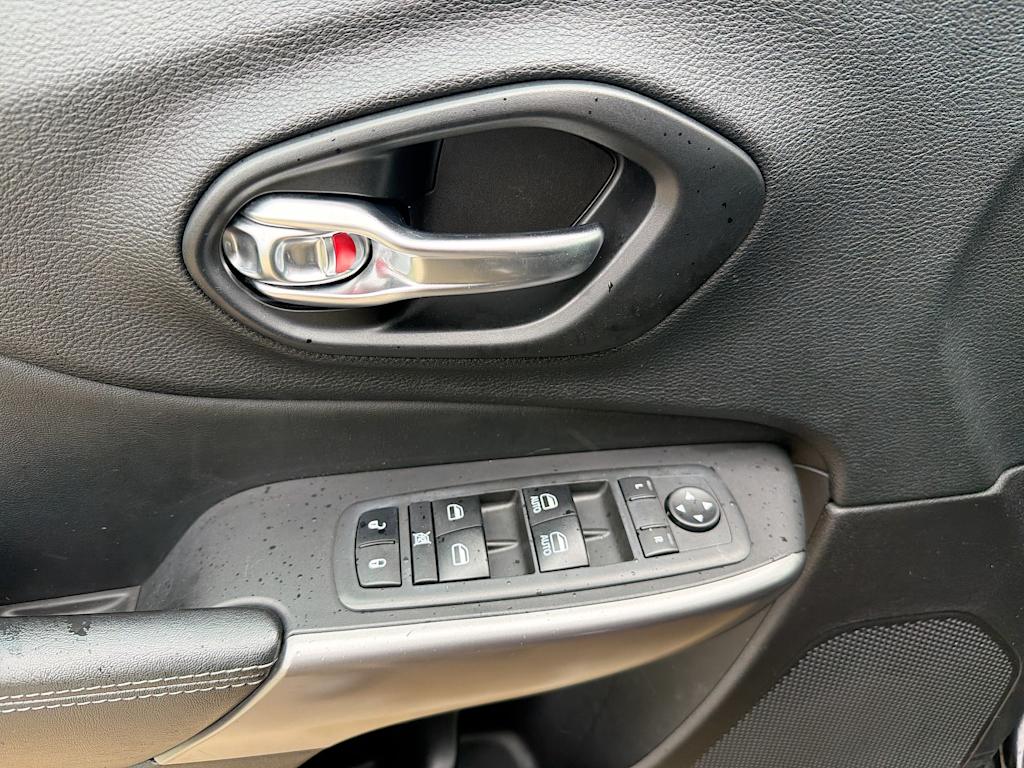 Thumbnail: 2021 Jeep Cherokee - 22