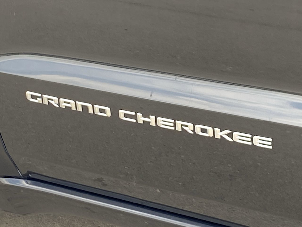 2014 Jeep Grand Cherokee Overland 25