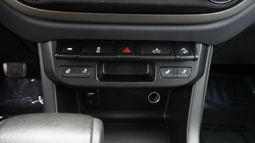 Thumbnail: 2015 Chevrolet Colorado - 32