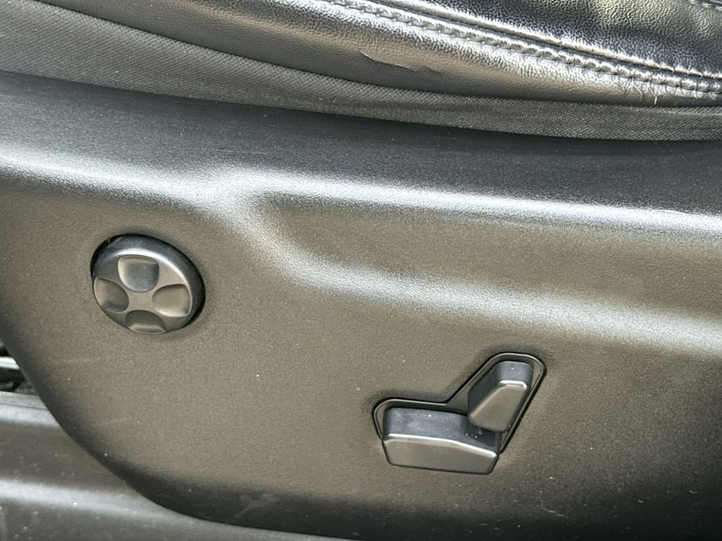 Thumbnail: 2011 Jeep Grand Cherokee - 24