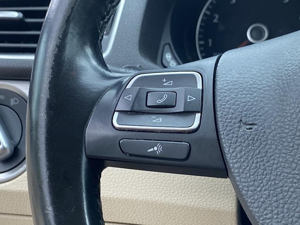 2015 Volkswagen Passat SE 26