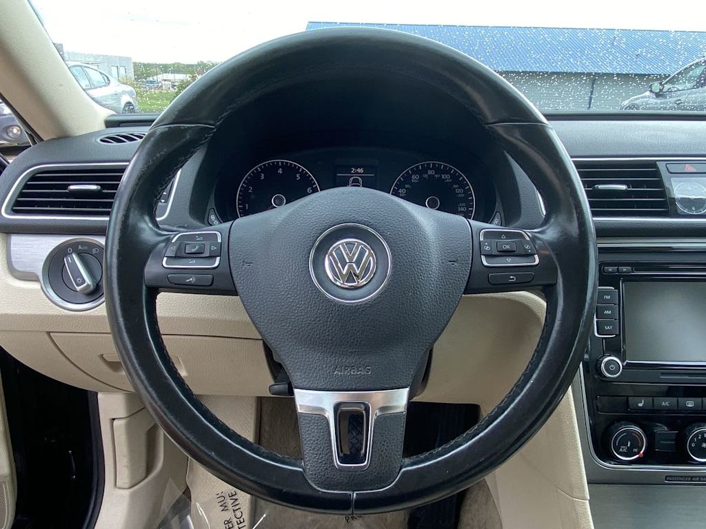 2015 Volkswagen Passat SE 13