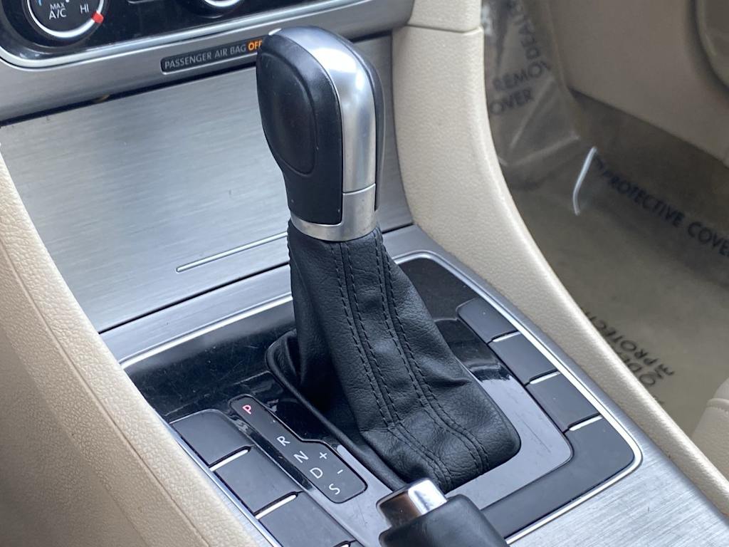 2015 Volkswagen Passat SE 31