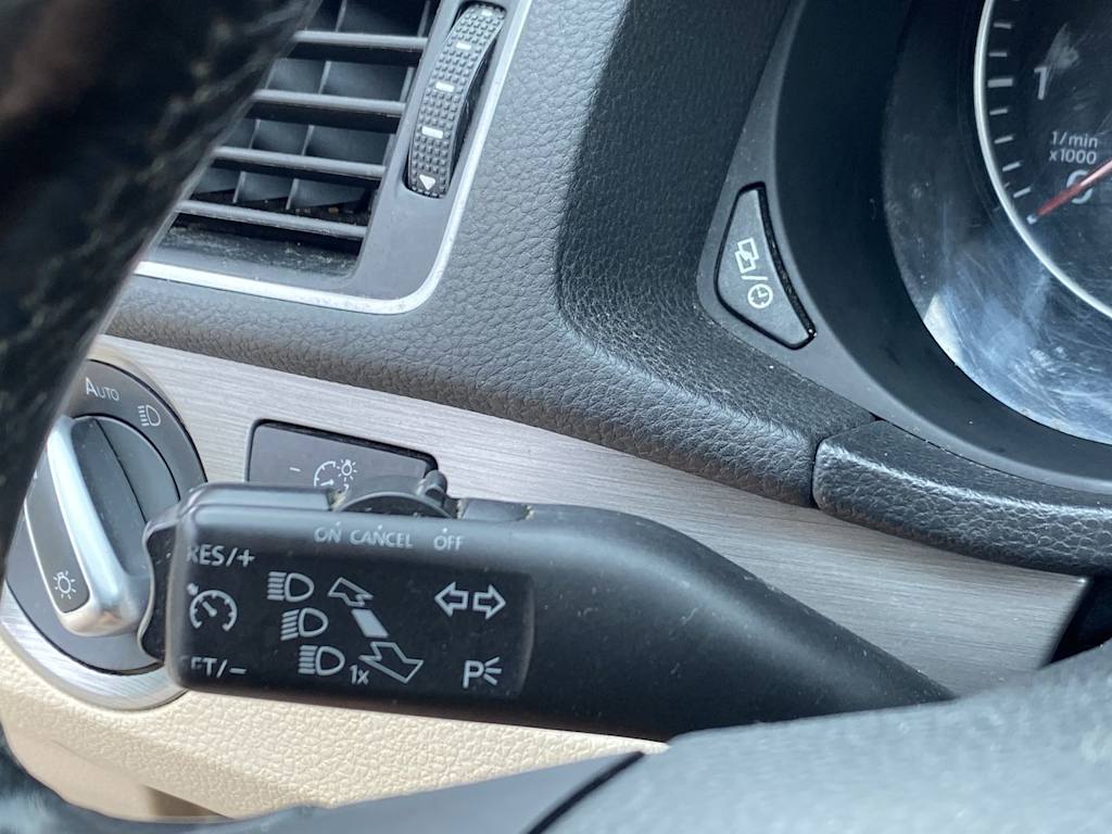 2015 Volkswagen Passat SE 28