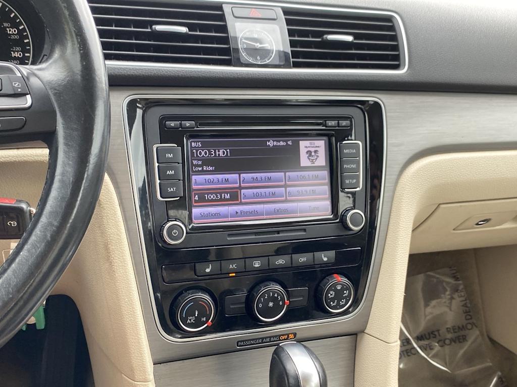 2015 Volkswagen Passat SE 14