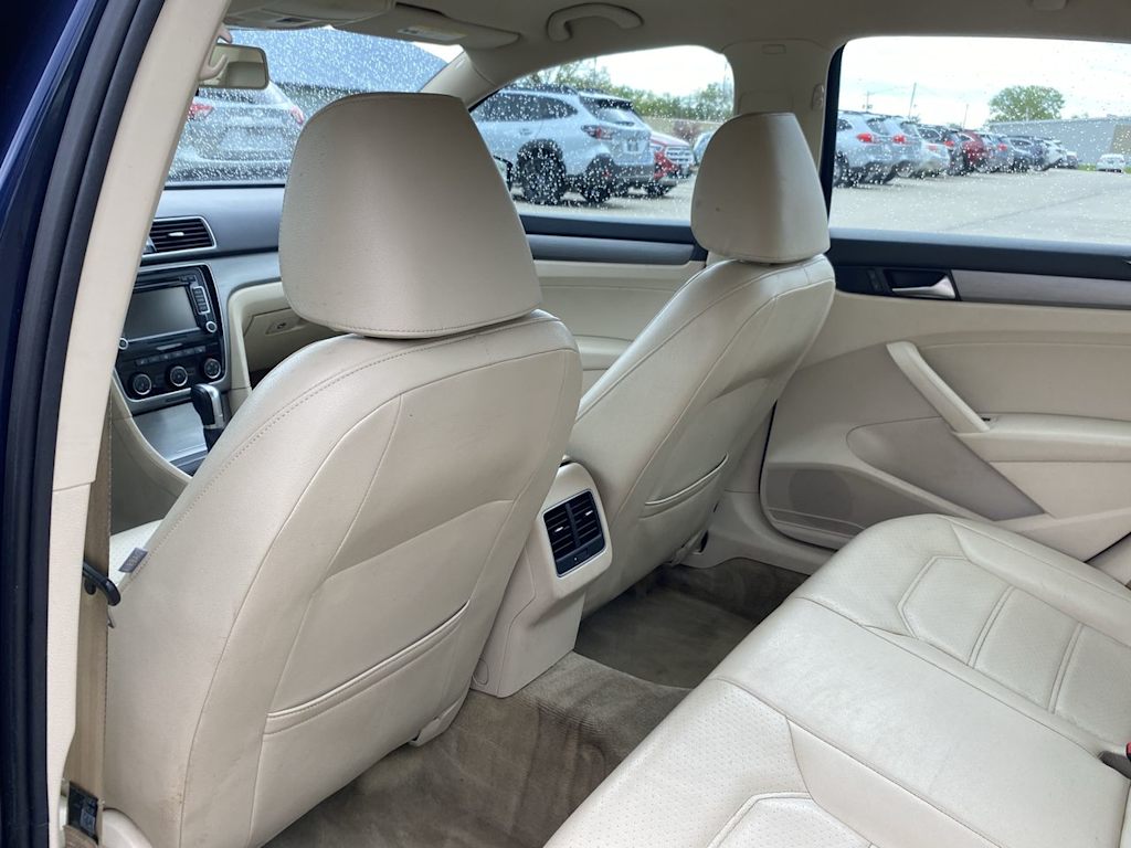2015 Volkswagen Passat SE 12