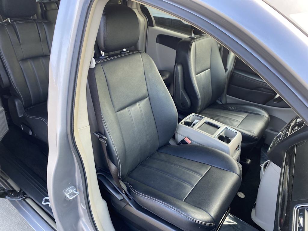 Thumbnail: 2016 Chrysler Town & Country - 11