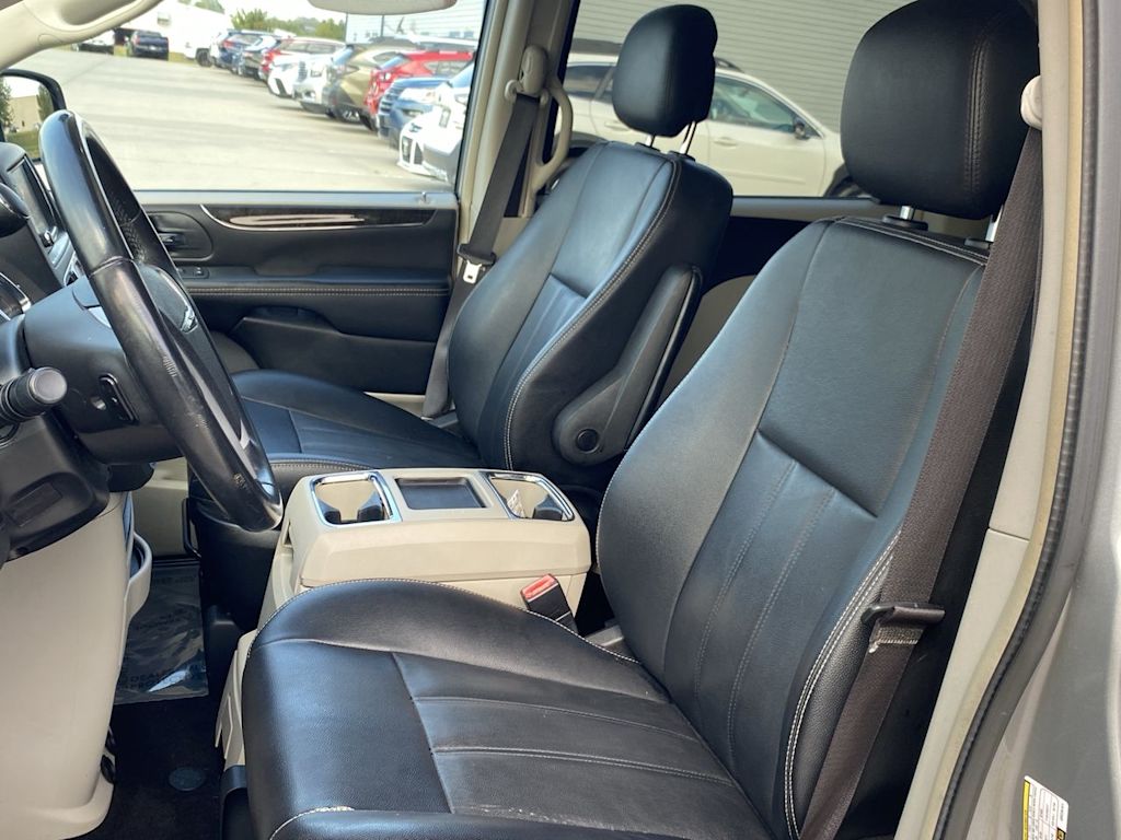Thumbnail: 2016 Chrysler Town & Country - 10