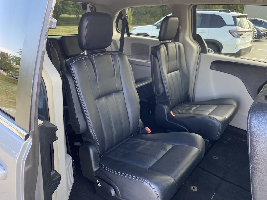 Thumbnail: 2016 Chrysler Town & Country - 27