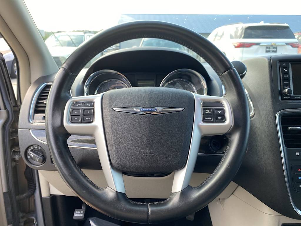 Thumbnail: 2016 Chrysler Town & Country - 13