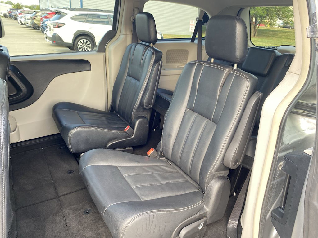 Thumbnail: 2016 Chrysler Town & Country - 26