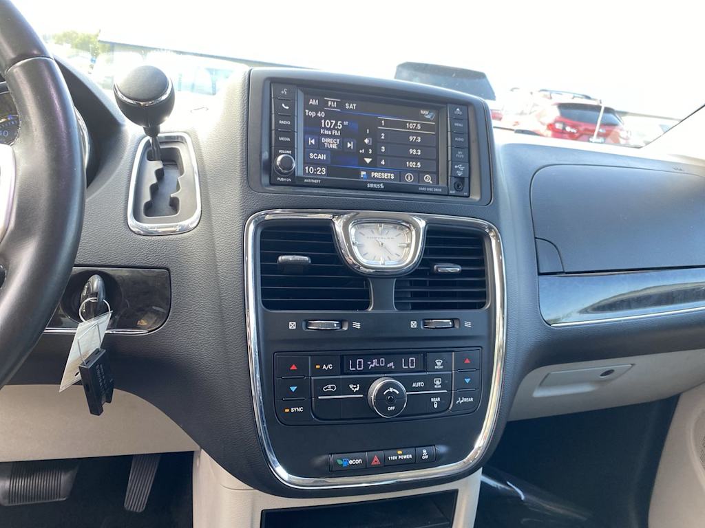 Thumbnail: 2016 Chrysler Town & Country - 14