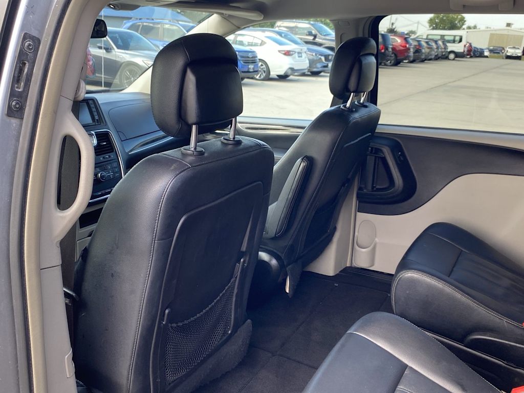 Thumbnail: 2016 Chrysler Town & Country - 12