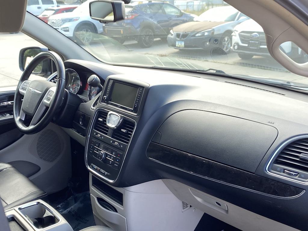 Thumbnail: 2016 Chrysler Town & Country - 9
