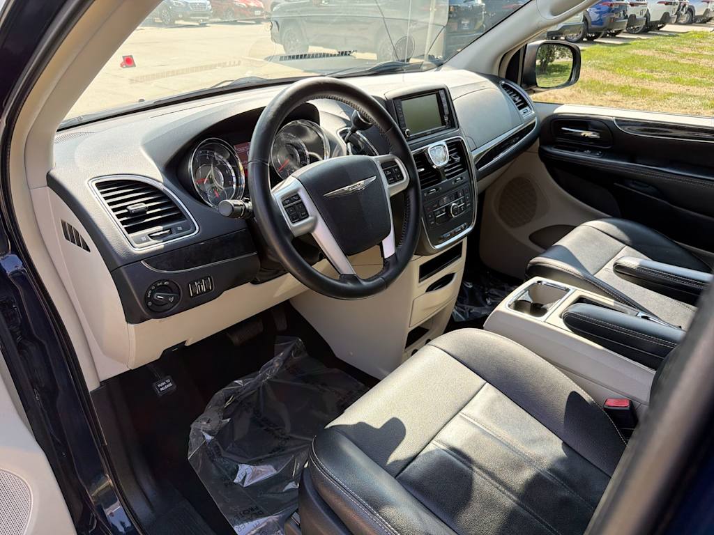 Thumbnail: 2015 Chrysler Town & Country - 2