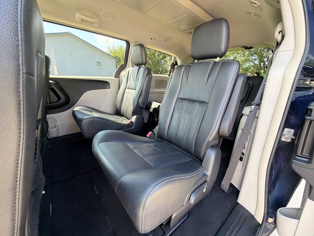 Thumbnail: 2015 Chrysler Town & Country - 24