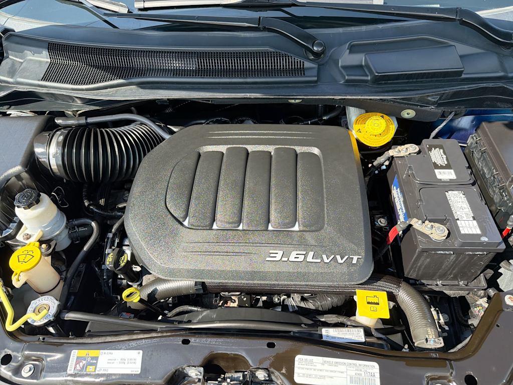 Thumbnail: 2015 Chrysler Town & Country - 8