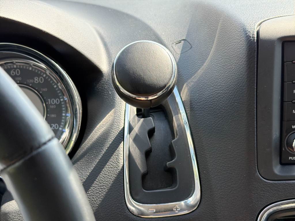 Thumbnail: 2015 Chrysler Town & Country - 15