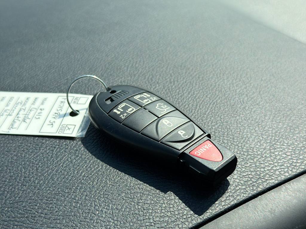 Thumbnail: 2015 Chrysler Town & Country - 18