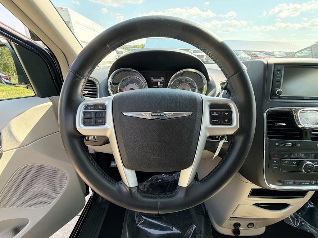 Thumbnail: 2015 Chrysler Town & Country - 13