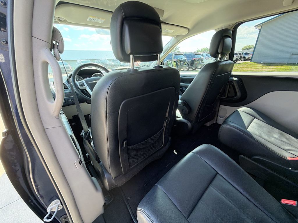Thumbnail: 2015 Chrysler Town & Country - 12