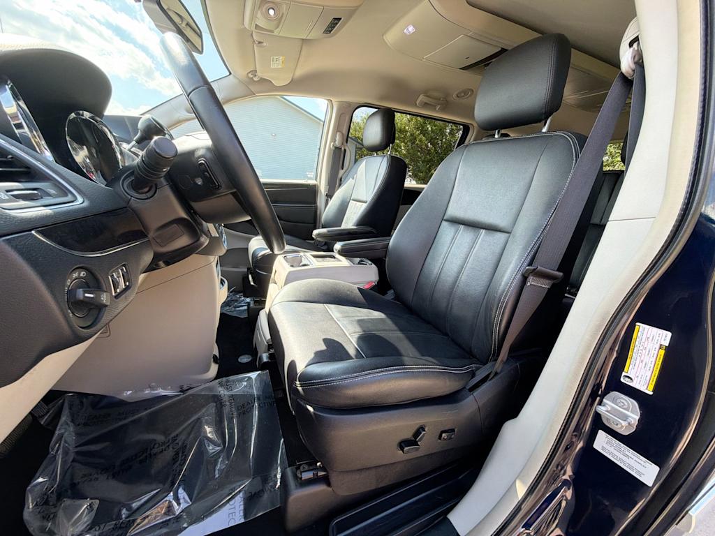 Thumbnail: 2015 Chrysler Town & Country - 10