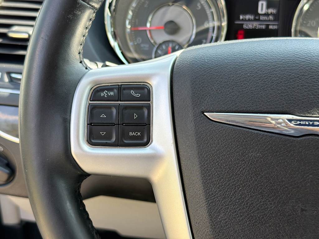 Thumbnail: 2015 Chrysler Town & Country - 26