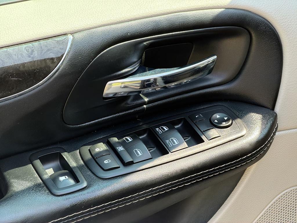Thumbnail: 2015 Chrysler Town & Country - 23