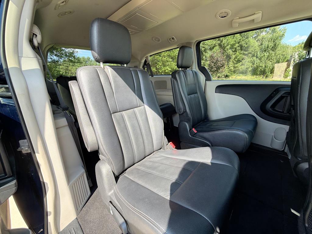 Thumbnail: 2015 Chrysler Town & Country - 25
