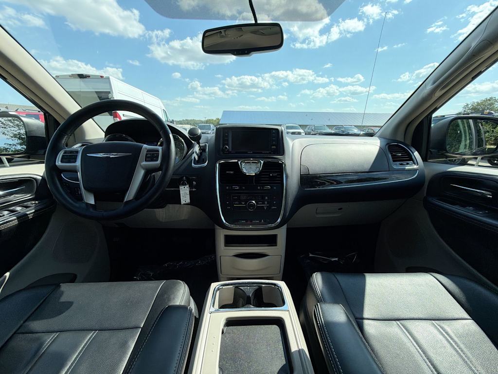 Thumbnail: 2015 Chrysler Town & Country - 9