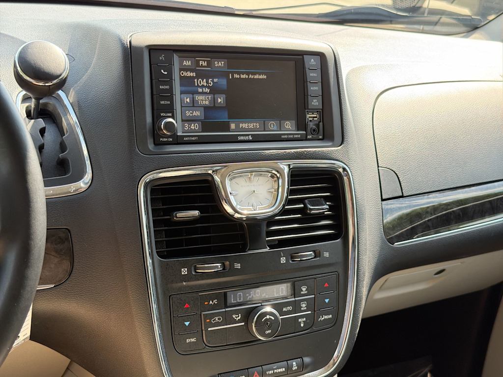 Thumbnail: 2015 Chrysler Town & Country - 14