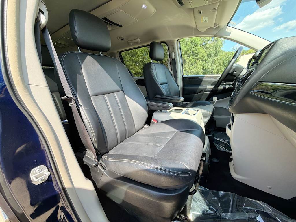 Thumbnail: 2015 Chrysler Town & Country - 11