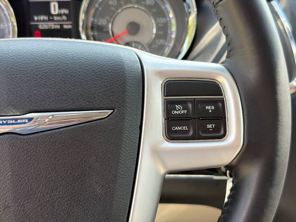 Thumbnail: 2015 Chrysler Town & Country - 27