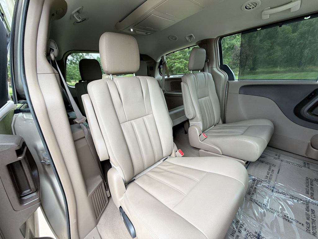 Thumbnail: 2016 Chrysler Town & Country - 25